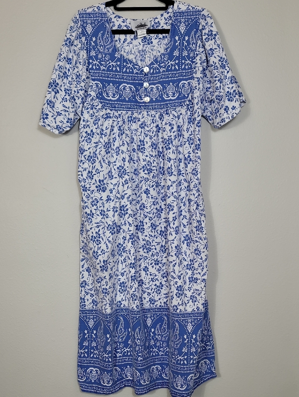 Vintage Metropolitan Floral House Dress Muumuu Size M Blue White Cotton Pockets